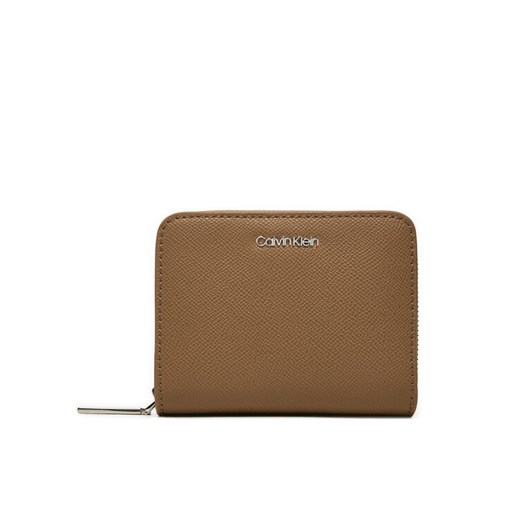 Mały Portfel Damski Calvin Klein Ck Must Md Zip Around_Caviar K60K612831 Beżowy ze sklepu eobuwie.pl w kategorii Portfele damskie - zdjęcie 182108986