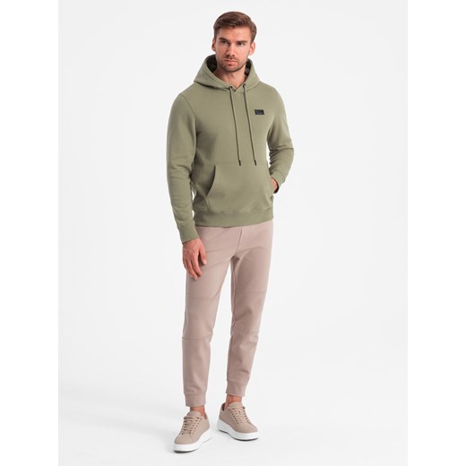 Bluza męska dresowa kangurka z kapturem i metalowym pinem – oliwkowa V2 OM-SSNZ-0141 ze sklepu ombre w kategorii Bluzy męskie - zdjęcie 182591835