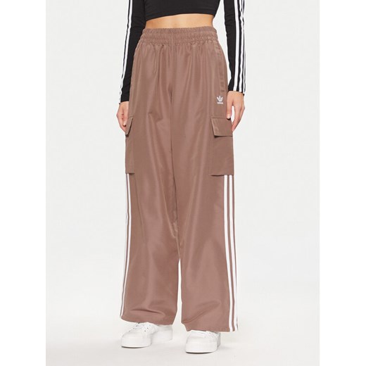 adidas Spodnie dresowe adicolor 3-Stripes JC8138 Beżowy Loose Fit ze sklepu MODIVO w kategorii Spodnie damskie - zdjęcie 182593787