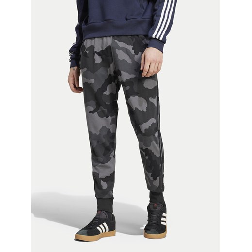 adidas Spodnie dresowe Seasonal Essentials Camouflage IY6636 Szary Regular Fit ze sklepu MODIVO w kategorii Spodnie męskie - zdjęcie 182594007
