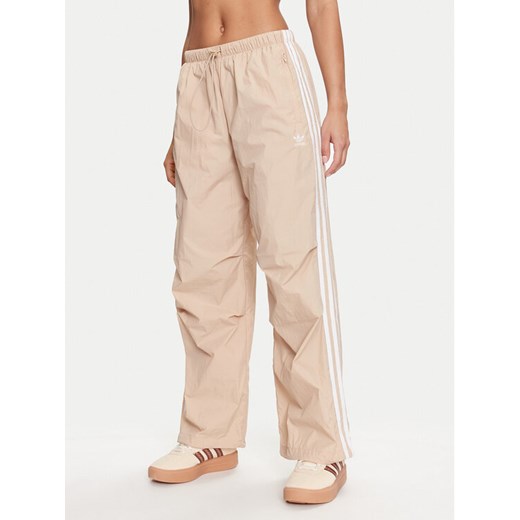 adidas Spodnie dresowe 3-Stripes Woven Parachute IY7252 Beżowy Loose Fit ze sklepu MODIVO w kategorii Spodnie damskie - zdjęcie 182594139