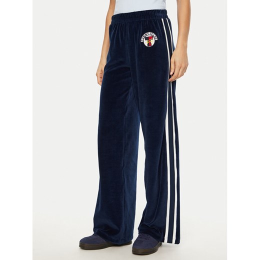 Tommy Jeans Spodnie dresowe Velvet DW0DW20542 Niebieski Regular Fit ze sklepu MODIVO w kategorii Spodnie damskie - zdjęcie 182594237