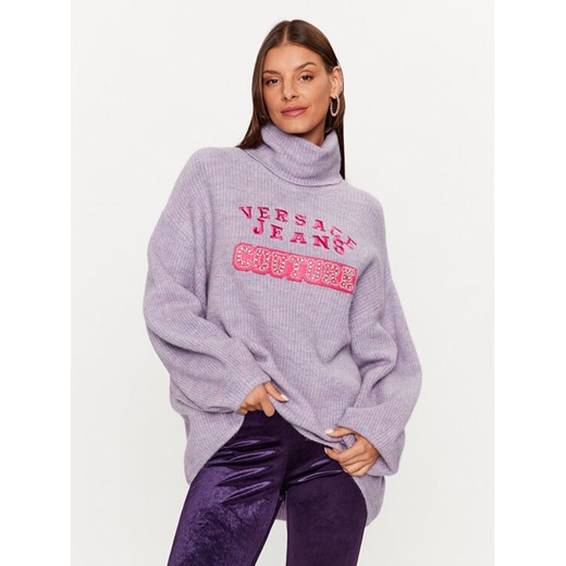 Versace Jeans Couture Golf 75HAFM08 Fioletowy Oversize ze sklepu MODIVO w kategorii Swetry damskie - zdjęcie 182594727