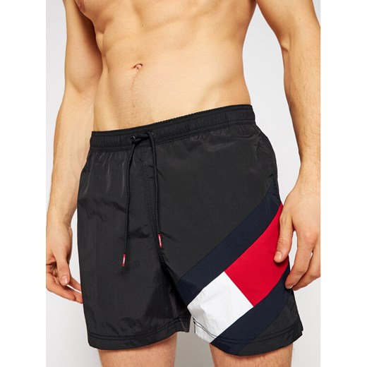 Tommy Hilfiger Szorty kąpielowe UM0UM02048 Czarny Slim Fit ze sklepu MODIVO w kategorii Kąpielówki - zdjęcie 182595279