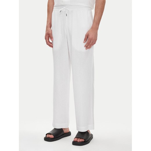 Emporio Armani Spodnie materiałowe EM000586 AF12356 U0002 Biały Regular Fit ze sklepu MODIVO w kategorii Spodnie męskie - zdjęcie 182595308