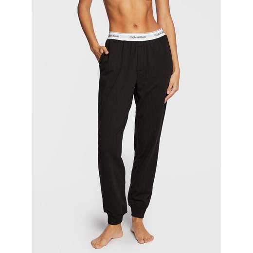 Calvin Klein Underwear Spodnie dresowe 000QS6872E Czarny Relaxed Fit ze sklepu MODIVO w kategorii Spodnie damskie - zdjęcie 182596716