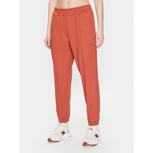 New Balance Spodnie dresowe Athletics Nature WP23553 Pomarańczowy Relaxed Fit ze sklepu MODIVO w kategorii Spodnie damskie - zdjęcie 182596865