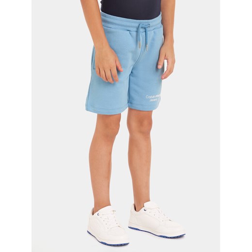 Calvin Klein Jeans Szorty sportowe Stack Logo IB0IB01290 Niebieski Regular Fit ze sklepu MODIVO w kategorii Spodenki chłopięce - zdjęcie 182597058