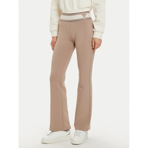 Guess Spodnie dresowe Ann V3BB09 KBCK2 Szary Regular Fit ze sklepu MODIVO w kategorii Spodnie damskie - zdjęcie 182598535