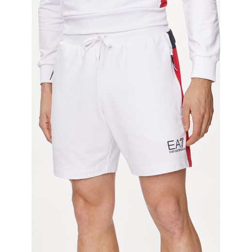 EA7 Emporio Armani Szorty sportowe 3DPS58 PJLIZ 1100 Biały Regular Fit ze sklepu MODIVO w kategorii Spodenki męskie - zdjęcie 182598739