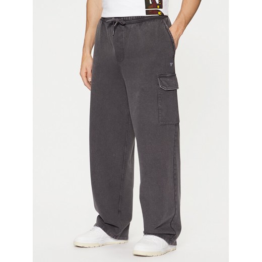 Guess Spodnie dresowe M5RB18 KC2B1 Szary Regular Fit ze sklepu MODIVO w kategorii Spodnie męskie - zdjęcie 182598979