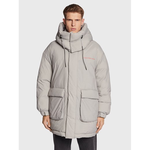 Calvin Klein Jeans Kurtka zimowa J30J321907 Szary Relaxed Fit ze sklepu MODIVO w kategorii Kurtki męskie - zdjęcie 182599078
