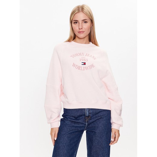 Tommy Jeans Bluza DW0DW16137 Różowy Relaxed Fit ze sklepu MODIVO w kategorii Bluzy damskie - zdjęcie 182599167