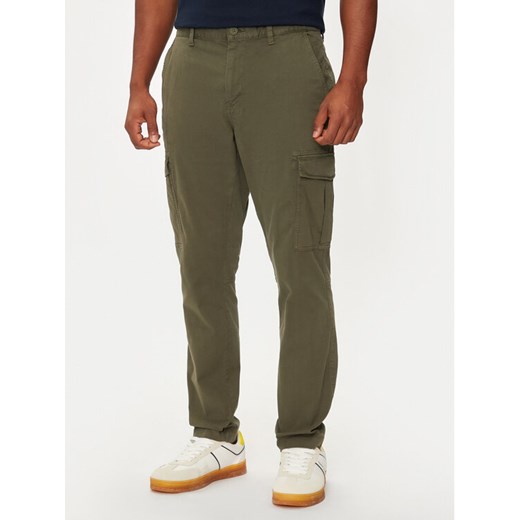 Tommy Jeans Spodnie materiałowe Austin DM0DM20750 Zielony Slim Fit ze sklepu MODIVO w kategorii Spodnie męskie - zdjęcie 182601028