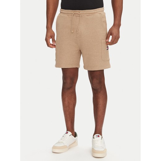 Tommy Jeans Szorty sportowe Badge DM0DM18479 Beżowy Regular Fit ze sklepu MODIVO w kategorii Spodenki męskie - zdjęcie 182601815