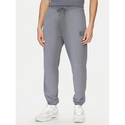 Nike Spodnie dresowe FV7253 Szary Standard Fit ze sklepu MODIVO w kategorii Spodnie męskie - zdjęcie 182601917