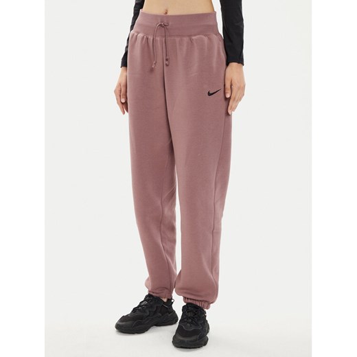 Nike Spodnie dresowe DQ5887 Różowy Oversize ze sklepu MODIVO w kategorii Spodnie damskie - zdjęcie 182601989