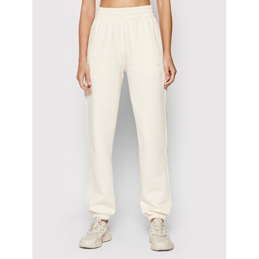 adidas Spodnie dresowe adicolor Essentials Fleece H14175 Écru Relaxed Fit ze sklepu MODIVO w kategorii Spodnie damskie - zdjęcie 182602265