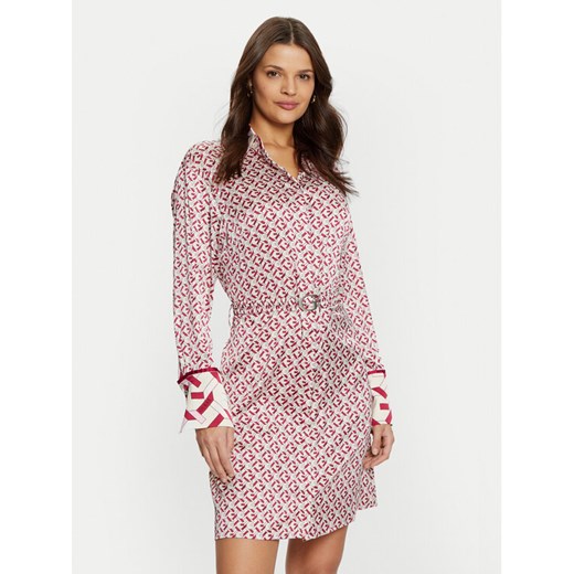 Guess Sukienka koszulowa W5RK40 WF1T2 Różowy Regular Fit ze sklepu MODIVO w kategorii Sukienki - zdjęcie 182602396
