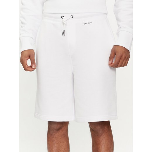 Calvin Klein Szorty sportowe Nano Logo K10K112689 Biały Regular Fit ze sklepu MODIVO w kategorii Spodenki męskie - zdjęcie 182602635