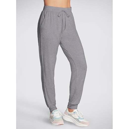 Skechers Spodnie dresowe Godri Swift Jogger WPT254 Szary Regular Fit ze sklepu MODIVO w kategorii Spodnie damskie - zdjęcie 182602815