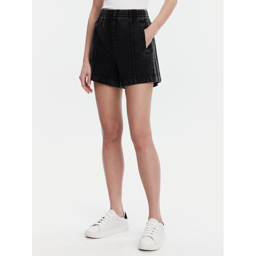 adidas Szorty jeansowe adicolor Denim Firebird JD3107 Czarny Loose Fit ze sklepu MODIVO w kategorii Szorty - zdjęcie 182604635