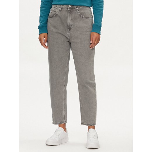 Tommy Jeans Jeansy DW0DW17620 Szary Mom Fit ze sklepu MODIVO w kategorii Jeansy damskie - zdjęcie 182604738