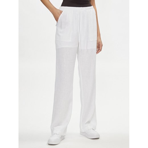 Tommy Jeans Spodnie materiałowe Harper DW0DW17965 Biały Relaxed Fit ze sklepu MODIVO w kategorii Spodnie damskie - zdjęcie 182604758