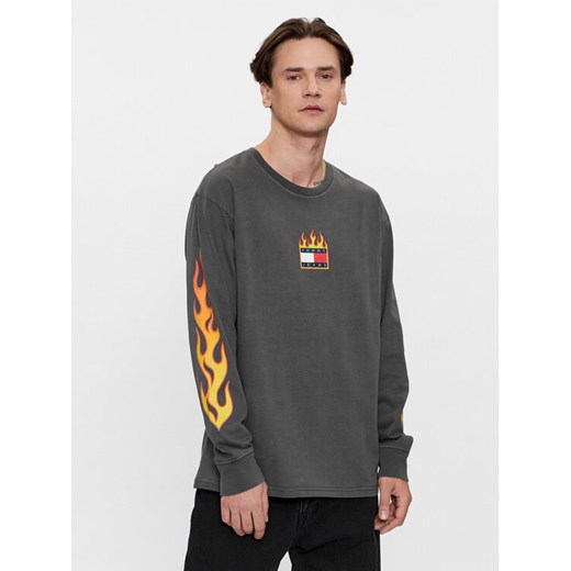 Tommy Jeans Longsleeve Burning Badge DM0DM17741 Szary Relaxed Fit ze sklepu MODIVO w kategorii T-shirty męskie - zdjęcie 182605118