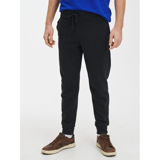 Gap Spodnie dresowe 500382-09 Czarny Regular Fit ze sklepu MODIVO w kategorii Spodnie męskie - zdjęcie 182605309