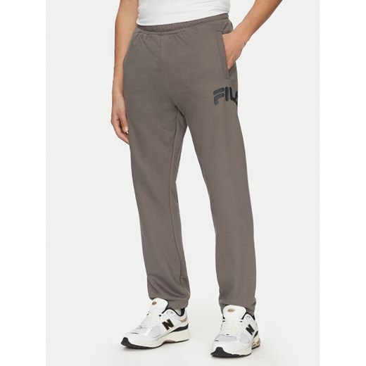 Fila Spodnie dresowe Lagesse FAM0869 Szary Regular Fit ze sklepu MODIVO w kategorii Spodnie męskie - zdjęcie 182605599