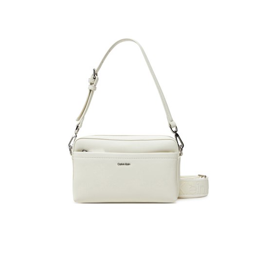 Calvin Klein Torebka Ck Must Convertible Camera Bag K60K612901 Écru ze sklepu MODIVO w kategorii Listonoszki - zdjęcie 182605688
