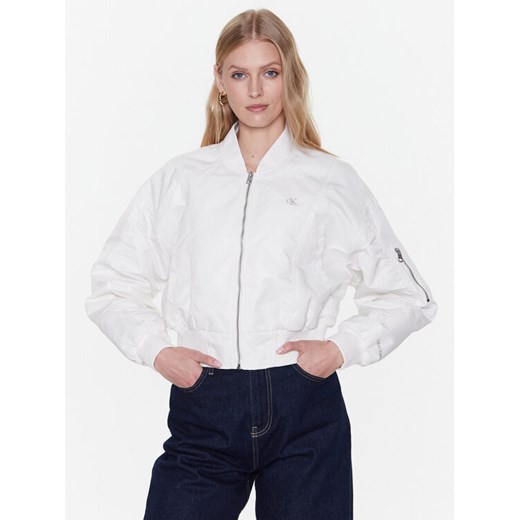 Calvin Klein Jeans Kurtka bomber J20J220343 Biały Relaxed Fit ze sklepu MODIVO w kategorii Kurtki damskie - zdjęcie 182605755