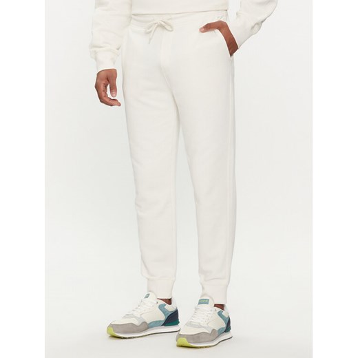 United Colors Of Benetton Spodnie dresowe 3J68UF00K Écru Regular Fit ze sklepu MODIVO w kategorii Spodnie męskie - zdjęcie 182606099