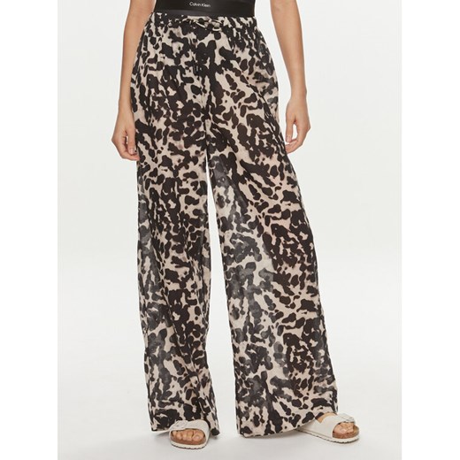 Calvin Klein Swimwear Spodnie materiałowe KW0KW02520 Czarny Relaxed Fit ze sklepu MODIVO w kategorii Spodnie damskie - zdjęcie 182606347