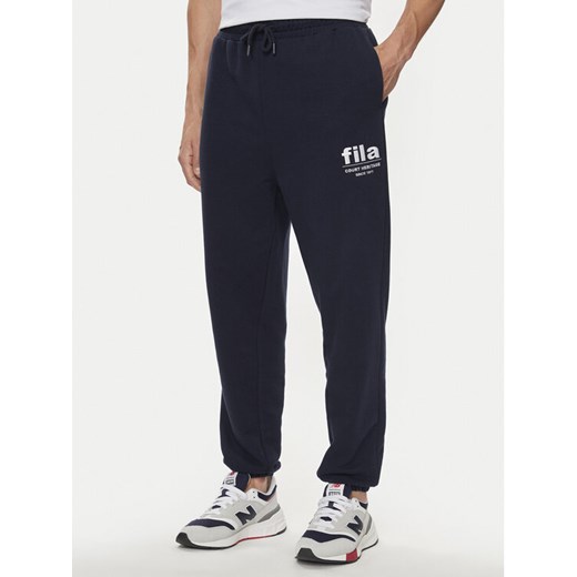 Fila Spodnie dresowe FAM0647 Granatowy Regular Fit ze sklepu MODIVO w kategorii Spodnie męskie - zdjęcie 182606637
