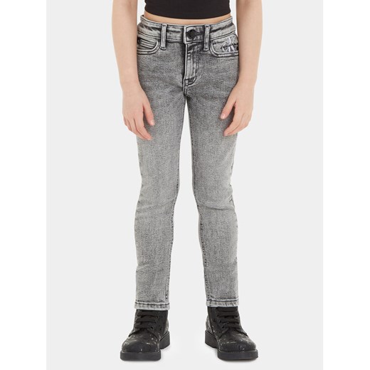 Calvin Klein Jeans Jeansy IG0IG02155 Szary Skinny Fit ze sklepu MODIVO w kategorii Spodnie dziewczęce - zdjęcie 182606745