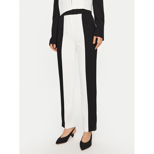 KARL LAGERFELD Spodnie materiałowe A1W10125 Biały Slim Fit ze sklepu MODIVO w kategorii Spodnie damskie - zdjęcie 182606965