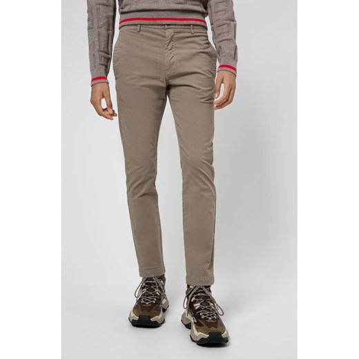 Hugo Spodnie materiałowe David204d 50437976 Beżowy Slim Fit ze sklepu MODIVO w kategorii Spodnie męskie - zdjęcie 182607368