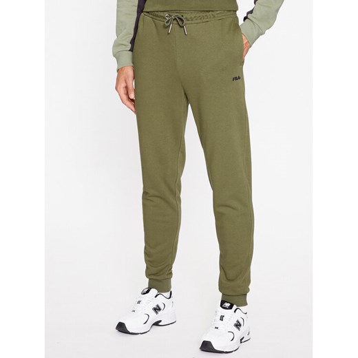Fila Spodnie dresowe FAM0500 Zielony Regular Fit ze sklepu MODIVO w kategorii Spodnie męskie - zdjęcie 182607395