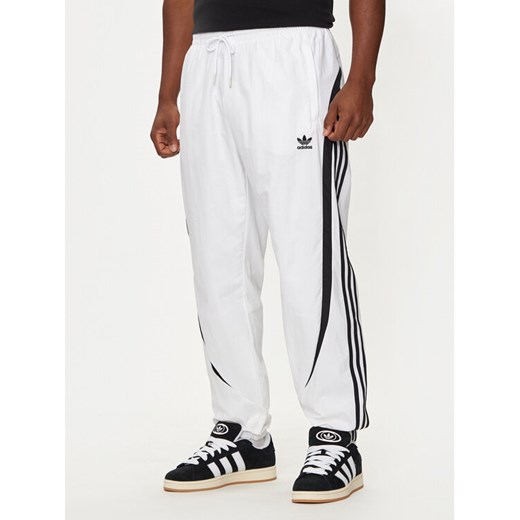 adidas Spodnie dresowe Archive IZ4830 Biały Regular Fit ze sklepu MODIVO w kategorii Spodnie męskie - zdjęcie 182607568
