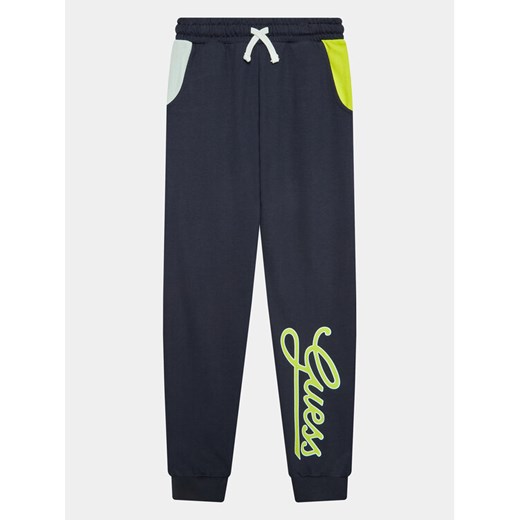 Guess Spodnie dresowe L3YQ34 KA6R3 Granatowy Relaxed Fit ze sklepu MODIVO w kategorii Spodnie chłopięce - zdjęcie 182607995