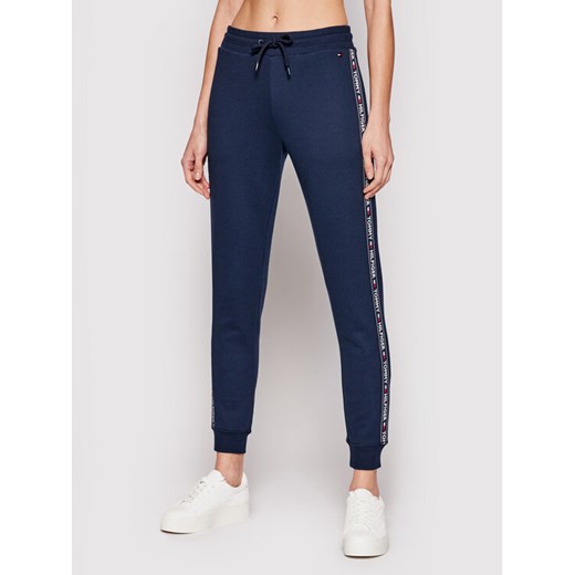 Tommy Hilfiger Spodnie dresowe UW0UW00564 Granatowy Regular Fit ze sklepu MODIVO w kategorii Spodnie damskie - zdjęcie 182608257