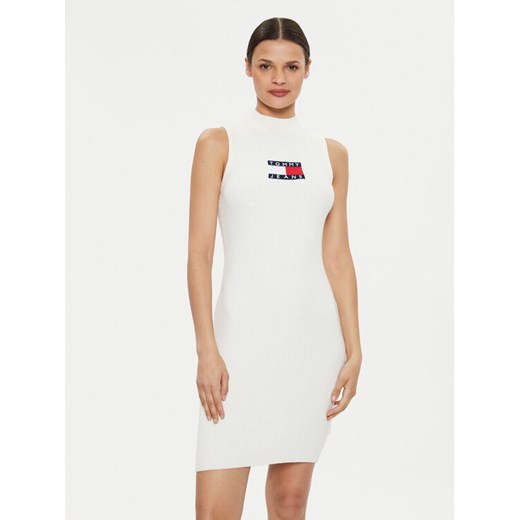 Tommy Jeans Sukienka dzianinowa Center Flag DW0DW18607 Écru Slim Fit ze sklepu MODIVO w kategorii Sukienki - zdjęcie 182608906