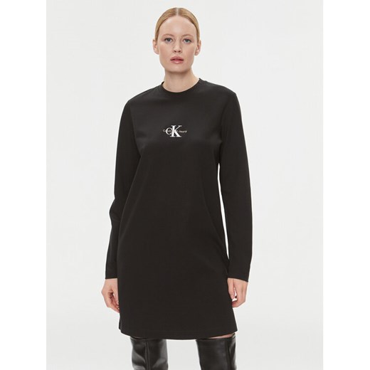 Calvin Klein Jeans Sukienka dzianinowa Monologo J20J222520 Czarny Relaxed Fit ze sklepu MODIVO w kategorii Sukienki - zdjęcie 182610638