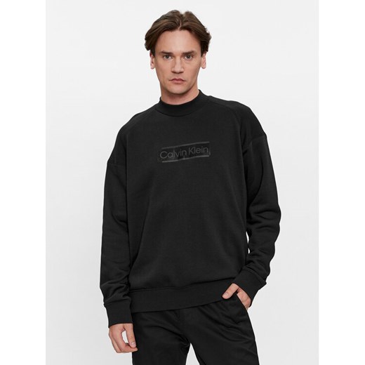 Calvin Klein Bluza Festive Logo K10K112058 Czarny Comfort Fit ze sklepu MODIVO w kategorii Bluzy męskie - zdjęcie 182610755