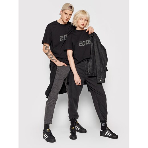 2005 T-Shirt Unisex Signature Tee Czarny Relaxed Fit ze sklepu MODIVO w kategorii Bluzki damskie - zdjęcie 182610807