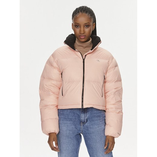 Calvin Klein Jeans Kurtka puchowa J20J221649 Różowy Cropped Fit ze sklepu MODIVO w kategorii Kurtki damskie - zdjęcie 182612765