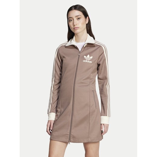 adidas Sukienka dzianinowa adicolor 3-Stripes JC5779 Beżowy Regular Fit ze sklepu MODIVO w kategorii Sukienki - zdjęcie 182613028