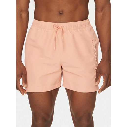 Calvin Klein Swimwear Szorty kąpielowe KM0KM01166 Koralowy Regular Fit ze sklepu MODIVO w kategorii Kąpielówki - zdjęcie 182613115